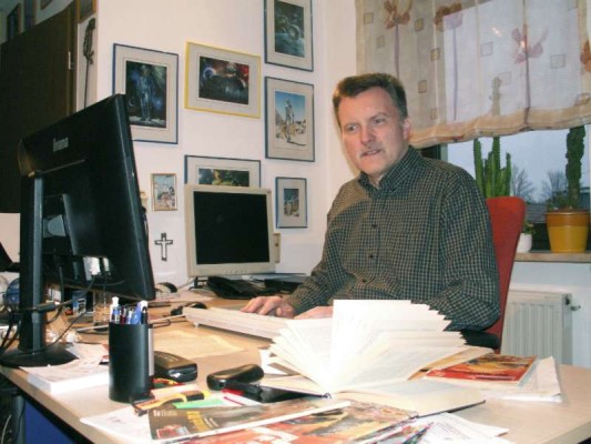 Perry Rhodan Autor Hubert Haensel an seinem Arbeitsplatz
