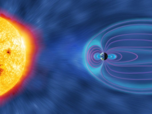 Das Magnetfeld der Erde und die Strahlung der Sonne.